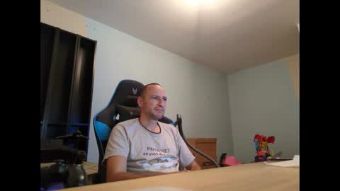 Snapshot of stickolive1 chatting on 09-13-25, 09:03 stickolive1 online show from 09-13-25, 09:03