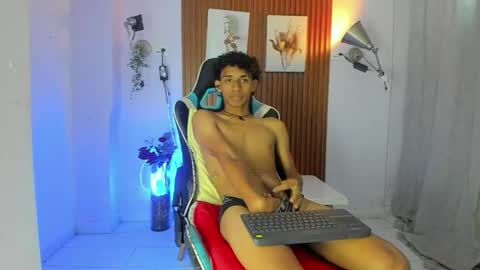 stiven_twink02 online show from 04-20-26, 11:28