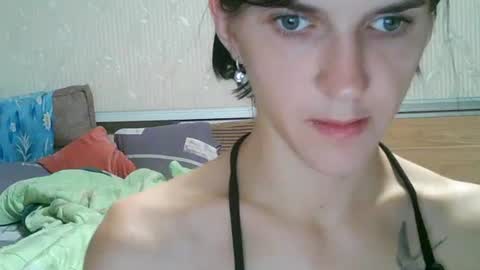 Snapshot of strawberry_storm chatting on 09-29-25, 08:35 Strawberry Storm online show from 09-29-25, 08:35