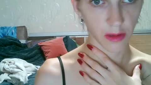 Snapshot of strawberry_storm chatting on 10-04-25, 12:08 Strawberry Storm online show from 10-04-25, 12:08