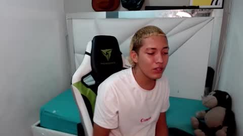 Snapshot of street_poemm_ chatting on 02-26-26, 04:22 Street online show from 02-26-26, 04:22