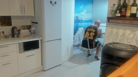 Snapshot of strong_arni chatting on 02-18-25, 05:42 Strong Arni online show from 02-18-25, 05:42