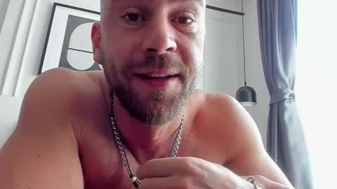 Snapshot of strong_arni chatting on 11-30-25, 04:27 Strong Arni online show from 11-30-25, 04:27