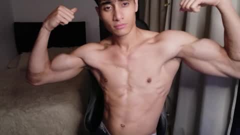 Snapshot of stylishman01 chatting on 05-04-26, 12:39 stylish man online show from 05-04-26, 12:39