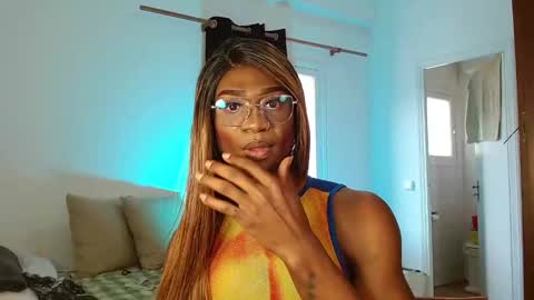 Snapshot of suannyklatten_ chatting on 02-12-25, 12:22 Suanny Klatten It is my account independent online show from 02-12-25, 12:22