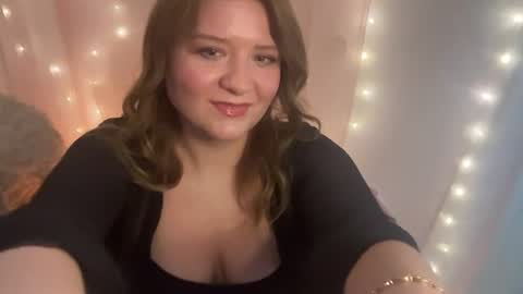 Snapshot of submissivescarletxo chatting on 06-23-26, 01:25 Scarlet online show from 06-23-26, 01:25