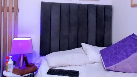 Snapshot of succubusdolly chatting on 10-17-25, 08:22 Luna online show from 10-17-25, 08:22