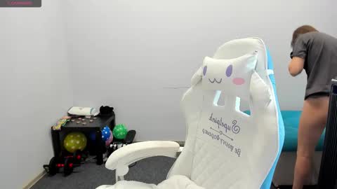 Ariana online show from 10-20-25, 01:28