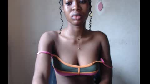 Snapshot of sugarmeltsxx chatting on 10-05-25, 08:56 Bella online show from 10-05-25, 08:56