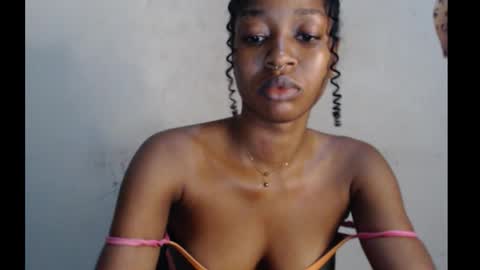 Snapshot of sugarmeltsxx chatting on 10-06-25, 01:03 Bella online show from 10-06-25, 01:03