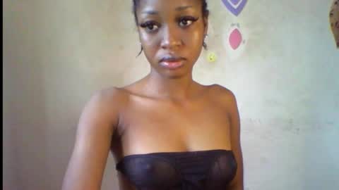 Snapshot of sugarmeltsxx chatting on 10-12-25, 07:40 Bella online show from 10-12-25, 07:40