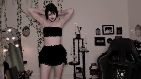 Ella online show from 06-12-26, 06:01