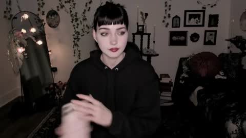 Ella online show from 06-17-26, 05:43