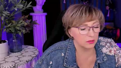 Vivien online show from 10-15-25, 01:44