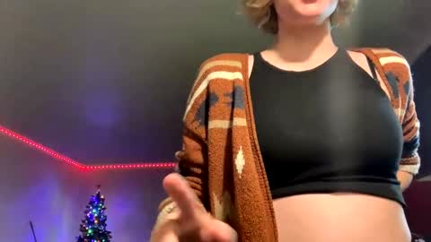 Snapshot of suicunebitch chatting on 12-07-24, 08:22 Ophelia online show from 12-07-24, 08:22