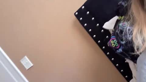 Snapshot of suicunebitch chatting on 11-02-25, 04:53 Ophelia online show from 11-02-25, 04:53