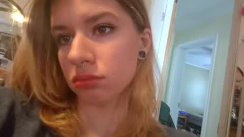 Snapshot of suicunebitch chatting on 01-05-26, 06:33 Ophelia online show from 01-05-26, 06:33