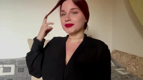 Snapshot of summermazzera chatting on 11-10-25, 11:09 Emily online show from 11-10-25, 11:09