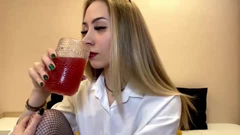 Snapshot of sun_under_dark chatting on 12-17-25, 09:15 Lexi online show from 12-17-25, 09:15