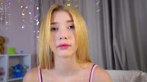 Snapshot of sunnmoonn chatting on 01-17-26, 03:28 Lily online show from 01-17-26, 03:28