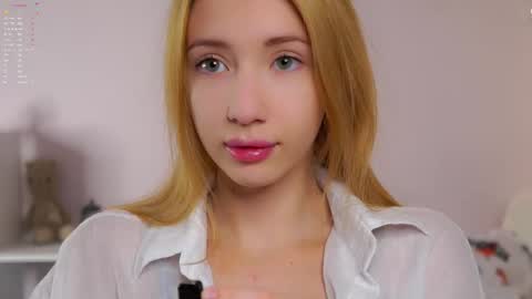 Snapshot of sunnmoonn chatting on 01-18-26, 02:43 Lily online show from 01-18-26, 02:43