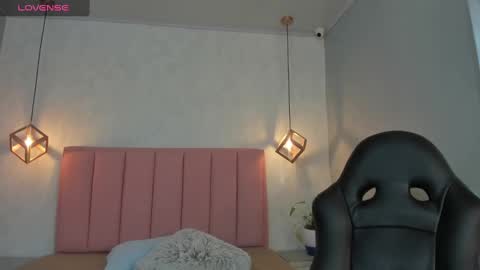 Snapshot of sunnycyrus chatting on 09-17-25, 12:29 S U N N Y online show from 09-17-25, 12:29