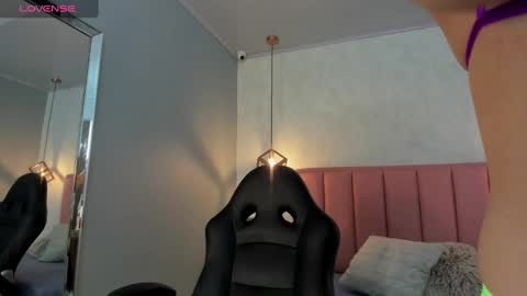 Snapshot of sunnycyrus chatting on 09-18-25, 12:29 S U N N Y online show from 09-18-25, 12:29