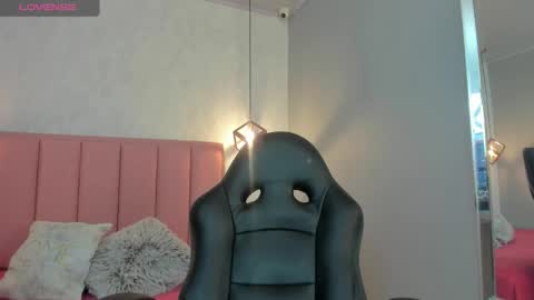 Snapshot of sunnycyrus chatting on 09-23-25, 12:30 S U N N Y online show from 09-23-25, 12:30