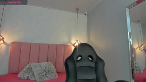 Snapshot of sunnycyrus chatting on 09-27-25, 12:32 S U N N Y online show from 09-27-25, 12:32