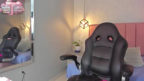 Snapshot of sunnycyrus chatting on 10-18-25, 12:28 S U N N Y online show from 10-18-25, 12:28