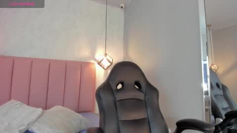 Snapshot of sunnycyrus chatting on 10-21-25, 12:50 S U N N Y online show from 10-21-25, 12:50