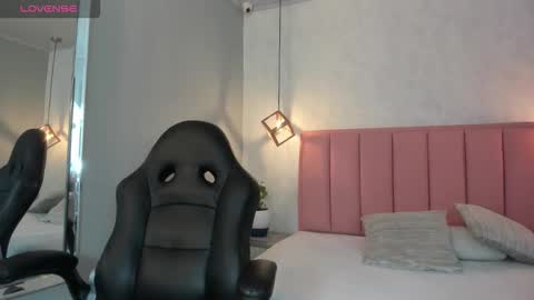 Snapshot of sunnycyrus chatting on 10-23-25, 12:37 S U N N Y online show from 10-23-25, 12:37