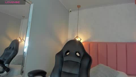 Snapshot of sunnycyrus chatting on 10-25-25, 12:34 S U N N Y online show from 10-25-25, 12:34