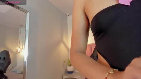 Snapshot of sunnycyrus chatting on 10-30-25, 12:50 S U N N Y online show from 10-30-25, 12:50