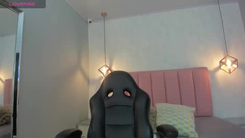 Snapshot of sunnycyrus chatting on 11-10-25, 12:37 S U N N Y online show from 11-10-25, 12:37