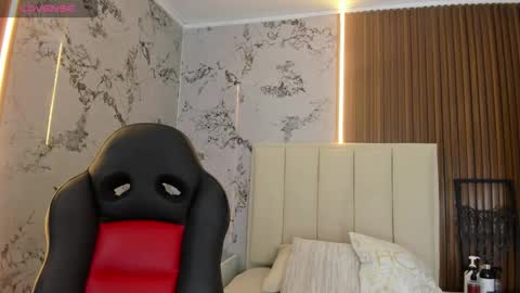 Snapshot of sunnycyrus chatting on 11-12-25, 12:49 S U N N Y online show from 11-12-25, 12:49