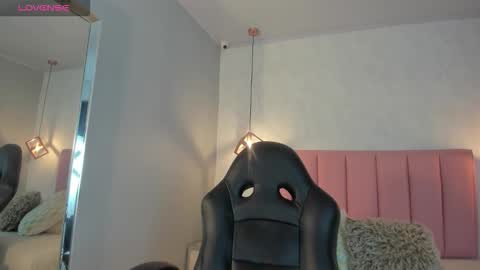 Snapshot of sunnycyrus chatting on 11-13-25, 12:26 S U N N Y online show from 11-13-25, 12:26