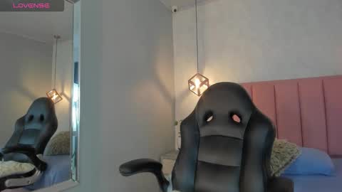 Snapshot of sunnycyrus chatting on 11-19-25, 12:38 S U N N Y online show from 11-19-25, 12:38