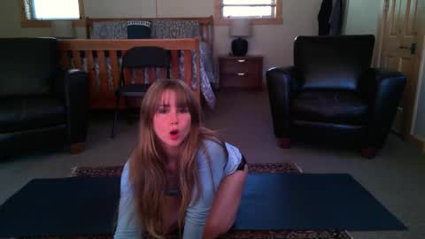 Snapshot of sunshine_pixie chatting on 11-22-25, 06:18 Sunray online show from 11-22-25, 06:18