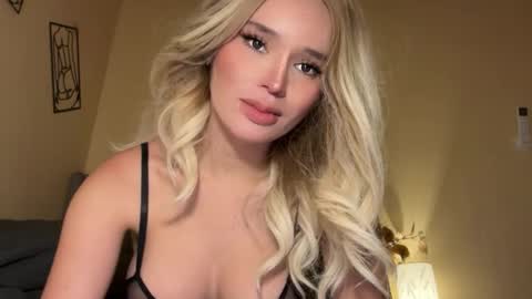 Mia online show from 11-17-25, 05:13