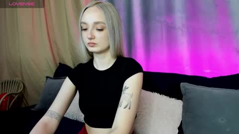 Snapshot of susan__clark chatting on 02-25-25, 01:09 Annie online show from 02-25-25, 01:09