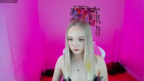 Snapshot of susan__clark chatting on 03-08-25, 01:06 Annie online show from 03-08-25, 01:06