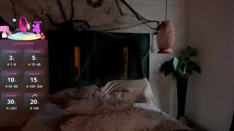 Susana W online show from 10-31-25, 01:34