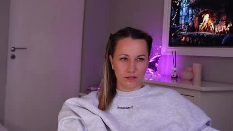 Snapshot of susanjewel chatting on 11-10-25, 08:02 SusanJewel online show from 11-10-25, 08:02