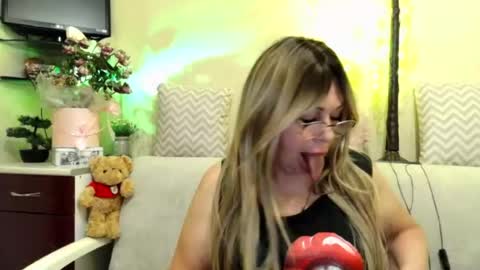 Snapshot of susiexnoreen chatting on 06-25-26, 12:43 SusiexNoreen online show from 06-25-26, 12:43