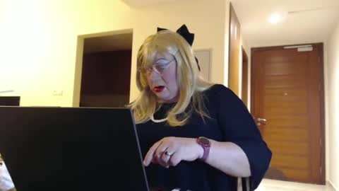 Snapshot of suzannebanci chatting on 05-08-26, 04:23 My name is Sissy or more fully Suzanna Aprilia Maria Mariquita Catarina Chinita Banci. Soy una puta - que chimba ladybug online show from 05-08-26, 04:23