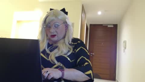 Snapshot of suzannebanci chatting on 05-15-26, 04:14 My name is Sissy or more fully Suzanna Aprilia Maria Mariquita Catarina Chinita Banci. Soy una puta - que chimba ladybug online show from 05-15-26, 04:14