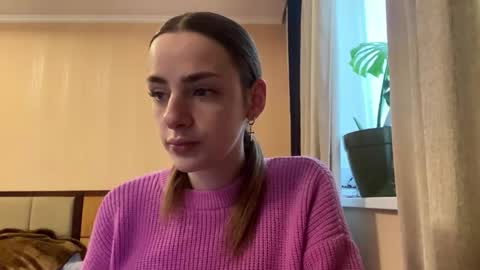 Snapshot of suzannetigerino chatting on 04-19-26, 06:35 Emila online show from 04-19-26, 06:35