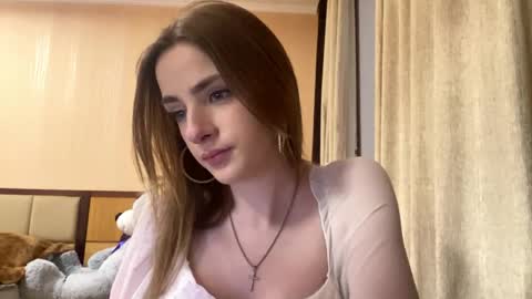 Snapshot of suzannetigerino chatting on 04-28-26, 05:18 Emila online show from 04-28-26, 05:18