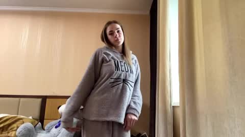 Snapshot of suzannetigerino chatting on 05-28-26, 01:30 Emila online show from 05-28-26, 01:30